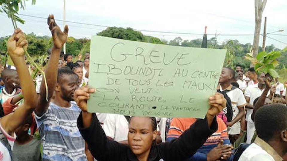 Les populations de la ville d'iboundji dans le département d’Offoué-Onoye, province de l'Ogooué lolo, sont descendues dans les rues hier lundi 09 mai. Ces dernières, par le biais d’une marche pacifique ont protesté contre les mauvaises conditions de vie et l’insécurité dans lesquelles se trouve actuellement leur contrée . 

